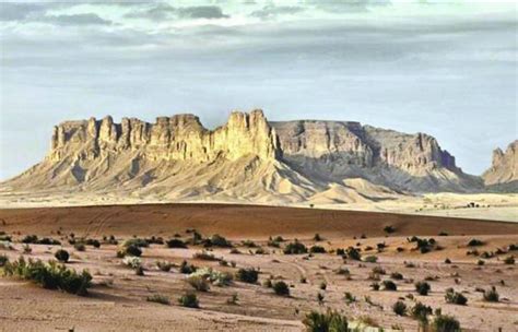 تقع جبال طويق في منطقة نجد والقصيم وعسير تعتبر جبال طويق من جبال المملكة العربية السعودية، حيث تتمتع هذه الجبال بصعوبة طبيعتها الجغرافية